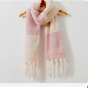Brand new! Gentle fawn scarf